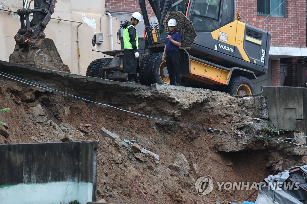 이틀째 이어진 장대비…'토사 매몰' 2명 심정지 등 피해 속출(종합)