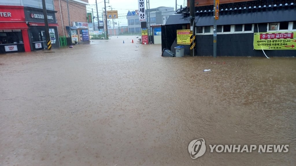 전북 이틀간 최대 266㎜ 폭우…도로 끊어지고 곳곳 침수(종합)