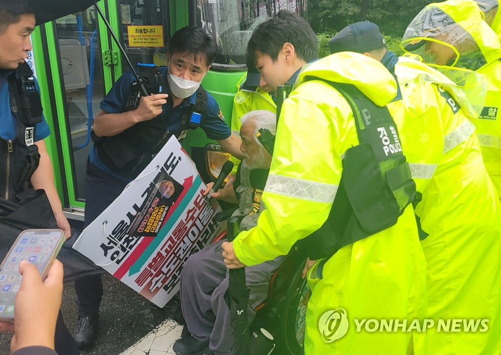 사흘째 버스 막은 전장연 대표 체포…서울시, 경찰에 고발(종합2보)