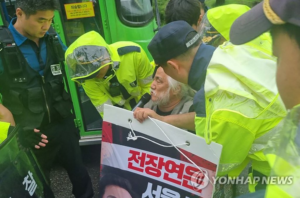 버스전용차로 막고 시위하다 체포된 전장연 대표 석방