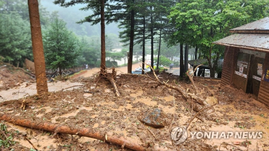 폭우로 쏟아진 토사에 가족 4명 매몰…2명 심정지(종합)