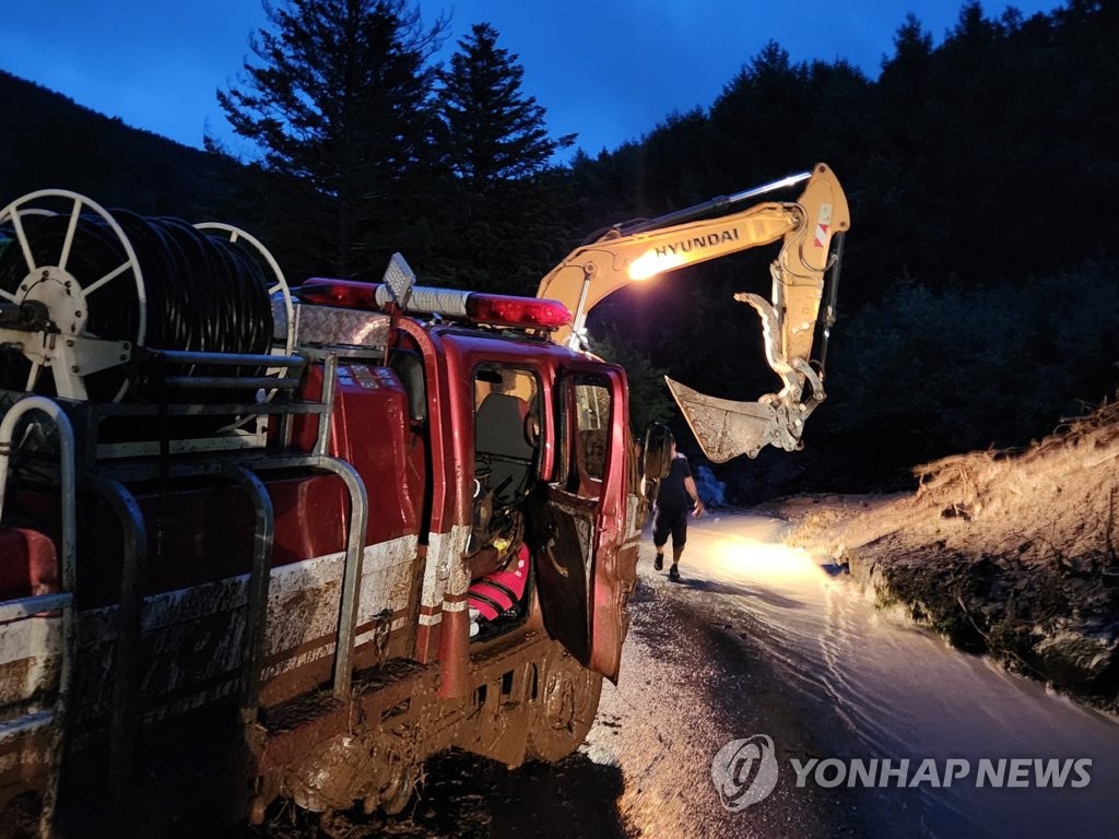 [현장] '일가족 참변' 논산 산사태 현장은 아수라장 "평생 처음 봐"