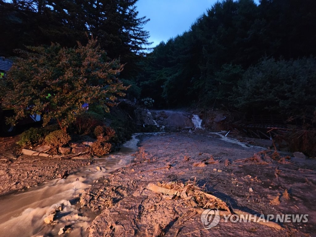 "산 경사면 물 샘솟거나 산허리 금 가는 조짐 보이면 즉시 대피"