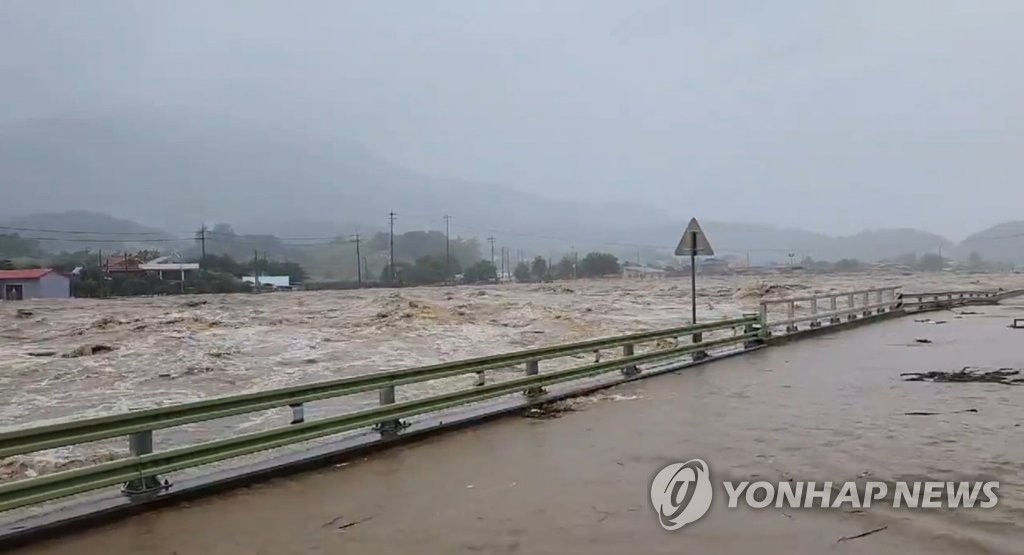 폭우 휩쓸린 아버지 구하려다 아들까지 숨져