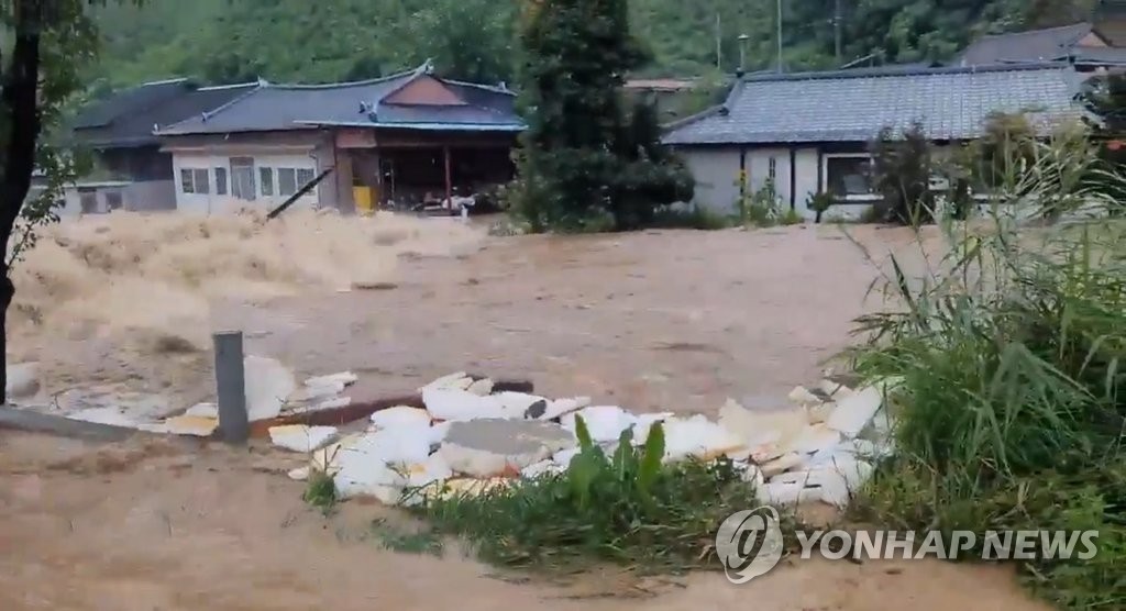 봉화군 "춘양면서 비탈면 무너져 주택 매몰…2명 사망 추정"(종합)