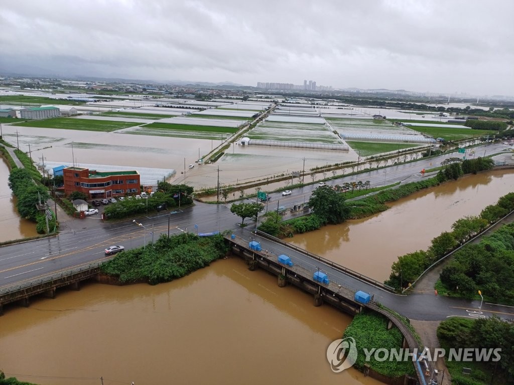 "도로가 잠겨 움직이질 못해요" 폭우로 전북 마을곳곳 고립(종합)