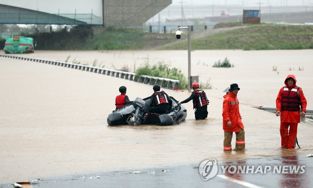 "오송 지하차도 차량 15대 침수…11명 실종신고 접수"