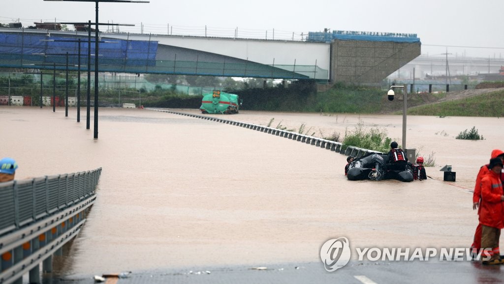 오송 지하차도 차량 10여대 고립…카지노리거;1명 사망·8명 구조카지노리거;