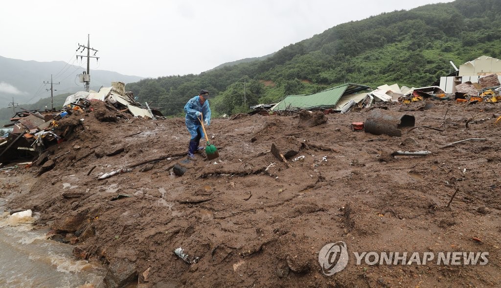 [현장] 도로 붕괴에 비는 계속…구조당국, 예천군서 '안간힘'