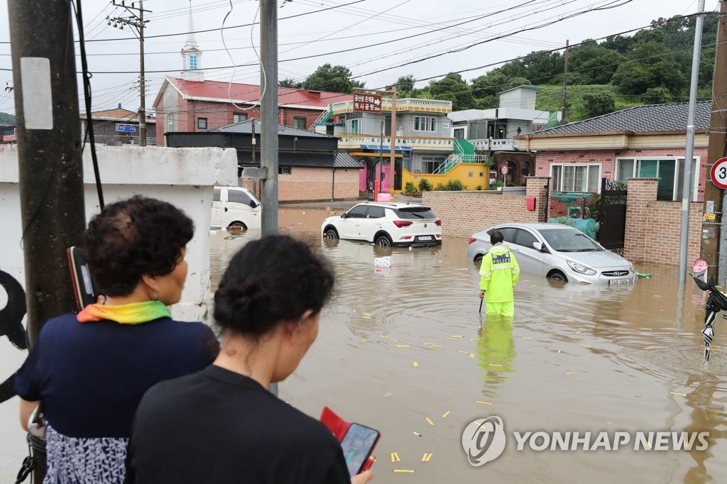 [르포] "삽시간에 차 올라" 목숨도 앗아간 침수에 망연자실