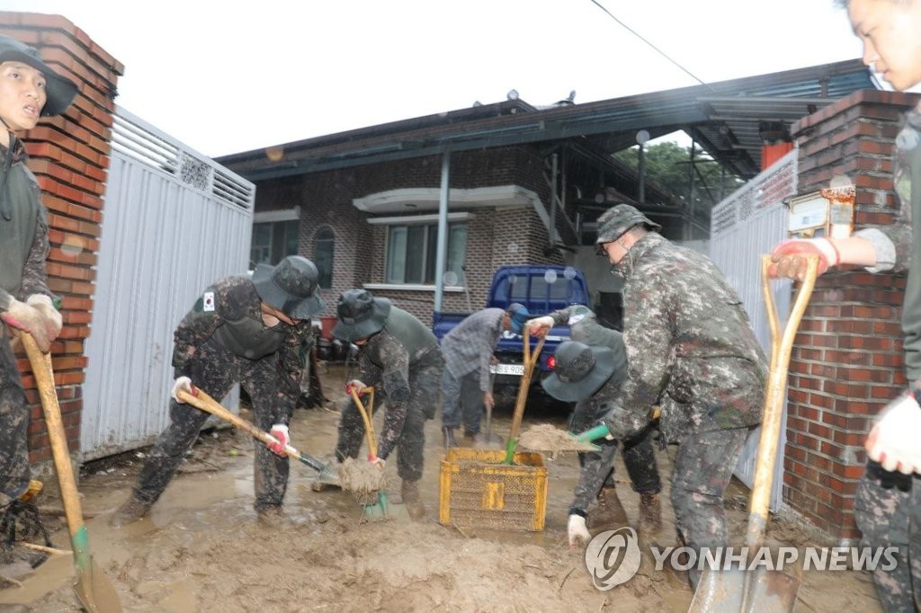 [르포] 탐침봉으로 찾고 삽으로 퍼내고…예천군 수색 '사투'