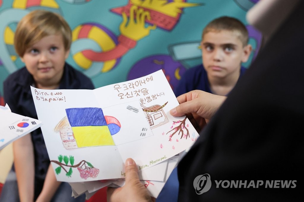 우크라 아동병원 찾은 尹대통령 "모두 소중한 손주…쾌유 기원"