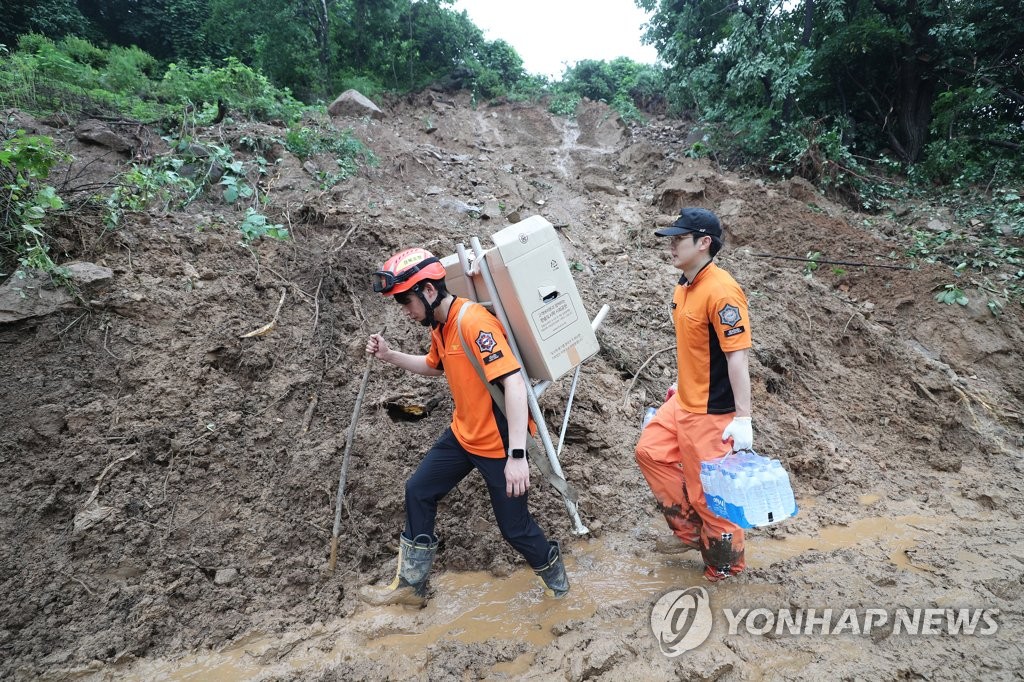 [르포] 가도 가도 뻘밭…"실종자 구조, 희망 끈은 놓지 않았다"