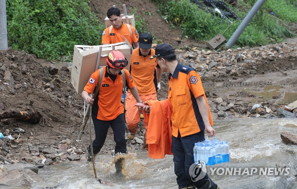 [르포] 가도 가도 뻘밭…"실종자 구조, 희망 끈은 놓지 않았다"