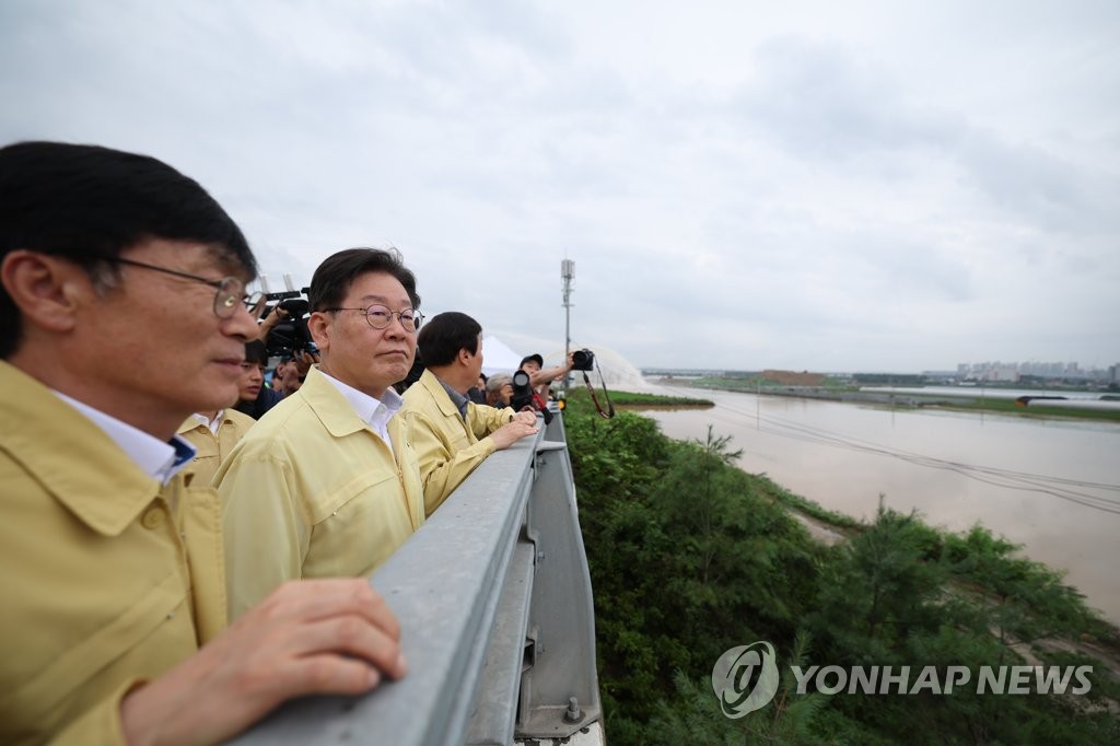 이재명, 충북 수해현장서 "재난지역 선포해야…피해복구에 집중"(종합)