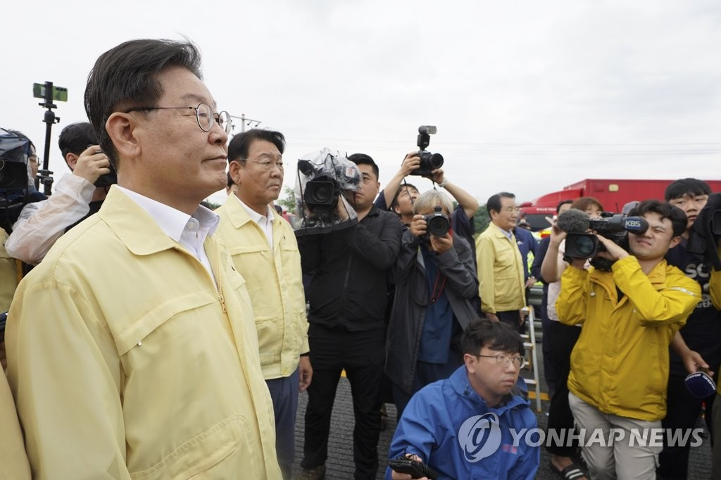 오송 지하차도 찾은 이재명 "참 안타까워…수습·대비에 최선"