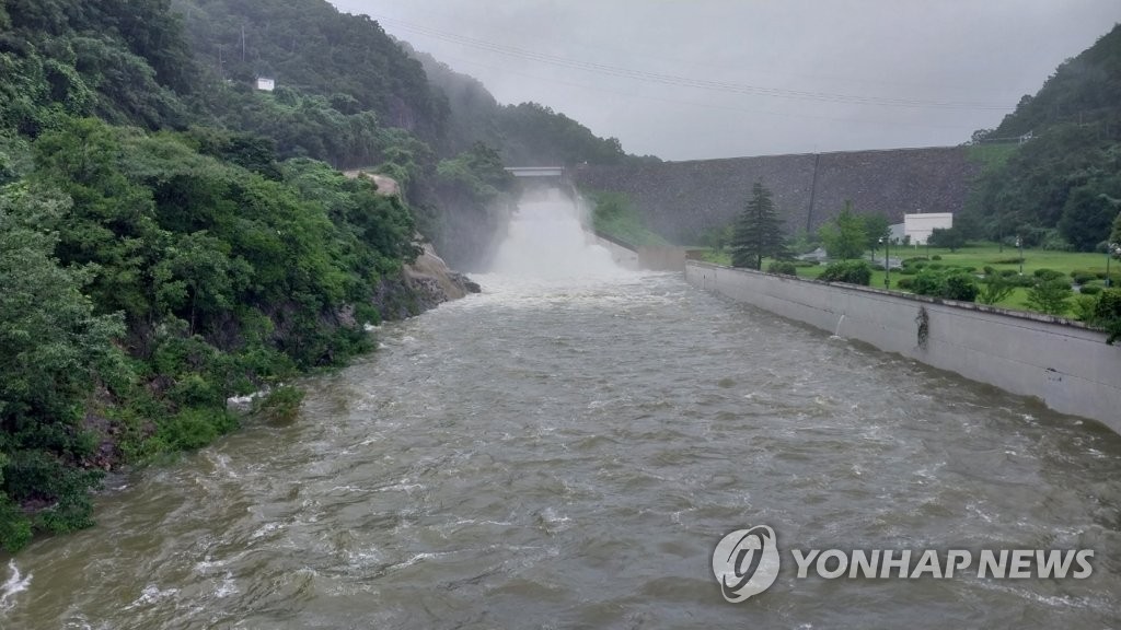 전남 화순 동복댐 '비상'…홍수위까지 2.5m 남아(종합)