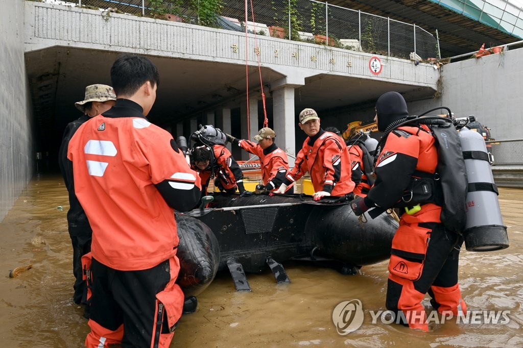 "기적이 일어나길…" 오송지하차도 현장 실종자 가족들 발동동(종합)