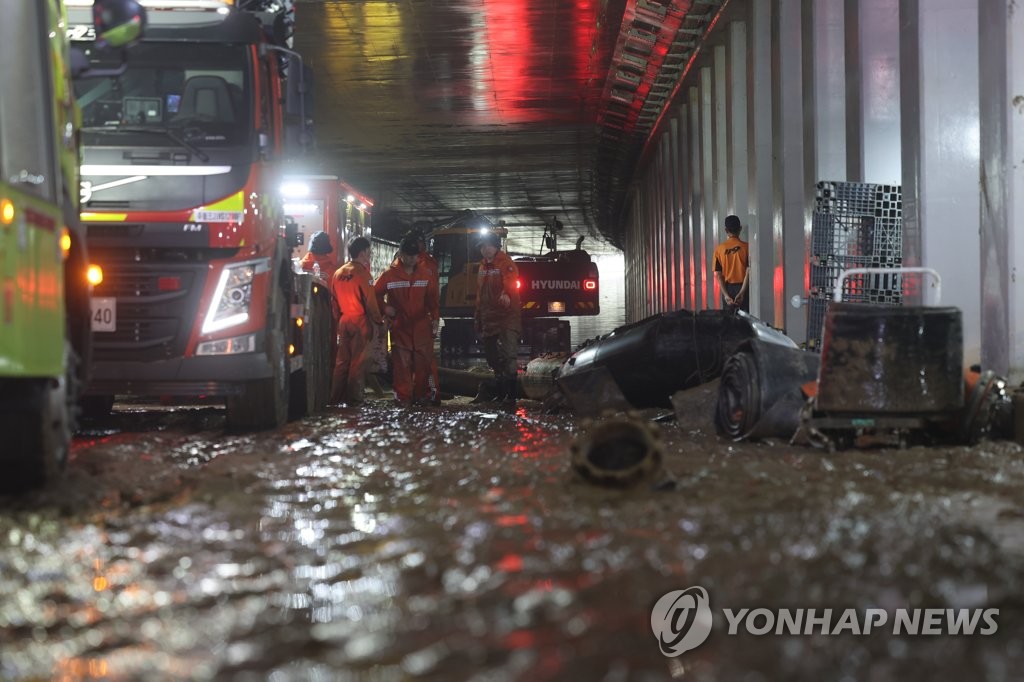 '진흙 범벅' 오송 지하차도 내부 공개…"수색 최대 장애물"