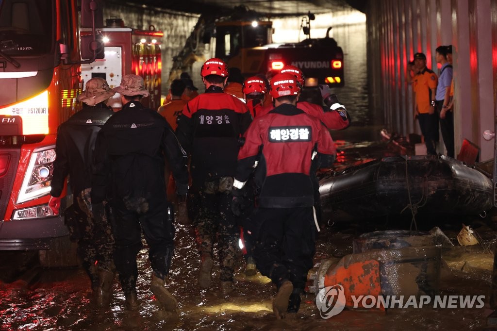 '진흙 범벅' 오송 지하차도 내부 공개…"수색 최대 장애물"