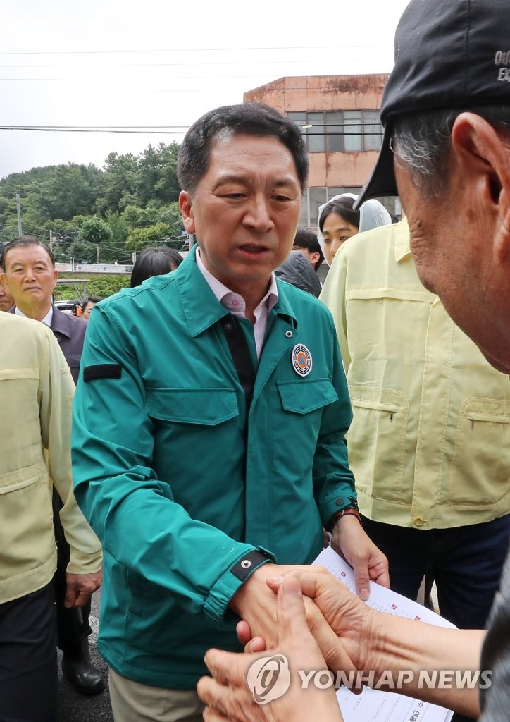 오송 사고 현장 찾은 김기현 "지위·신분 막론하고 책임 묻겠다"(종합)