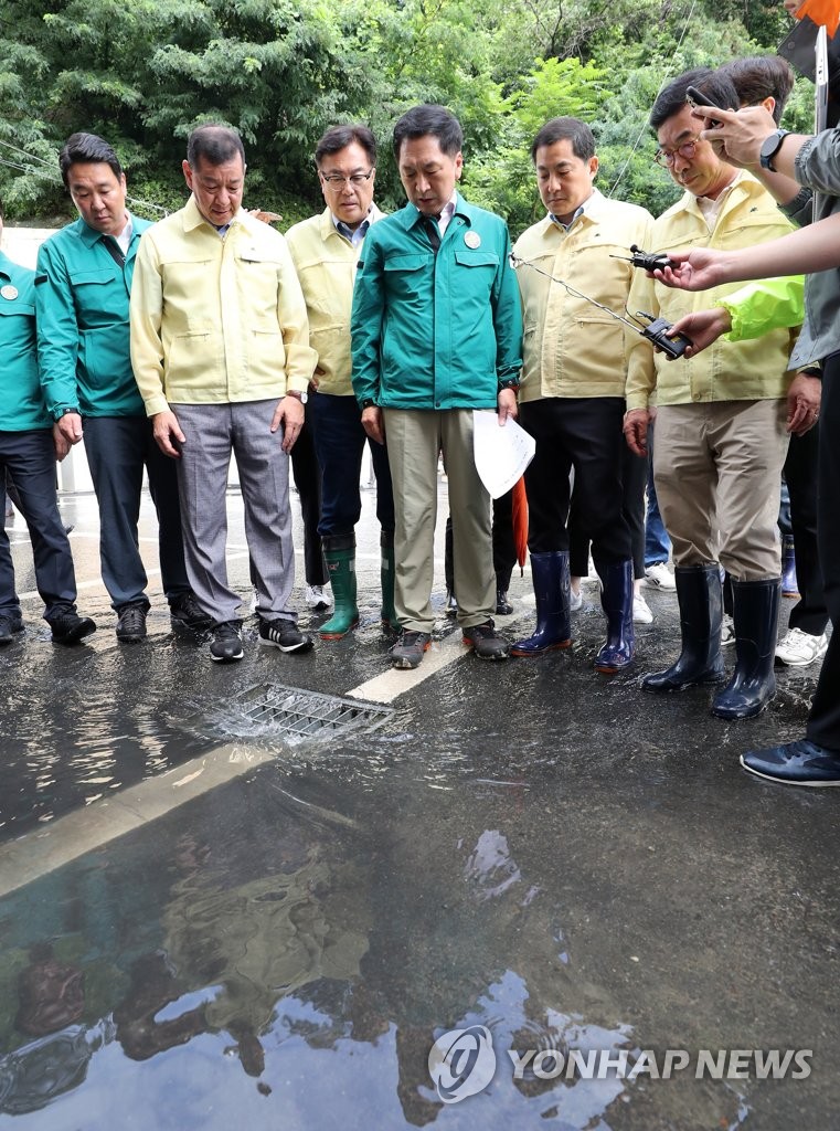 오송 사고 현장 찾은 김기현 "지위·신분 막론하고 책임 묻겠다"(종합)