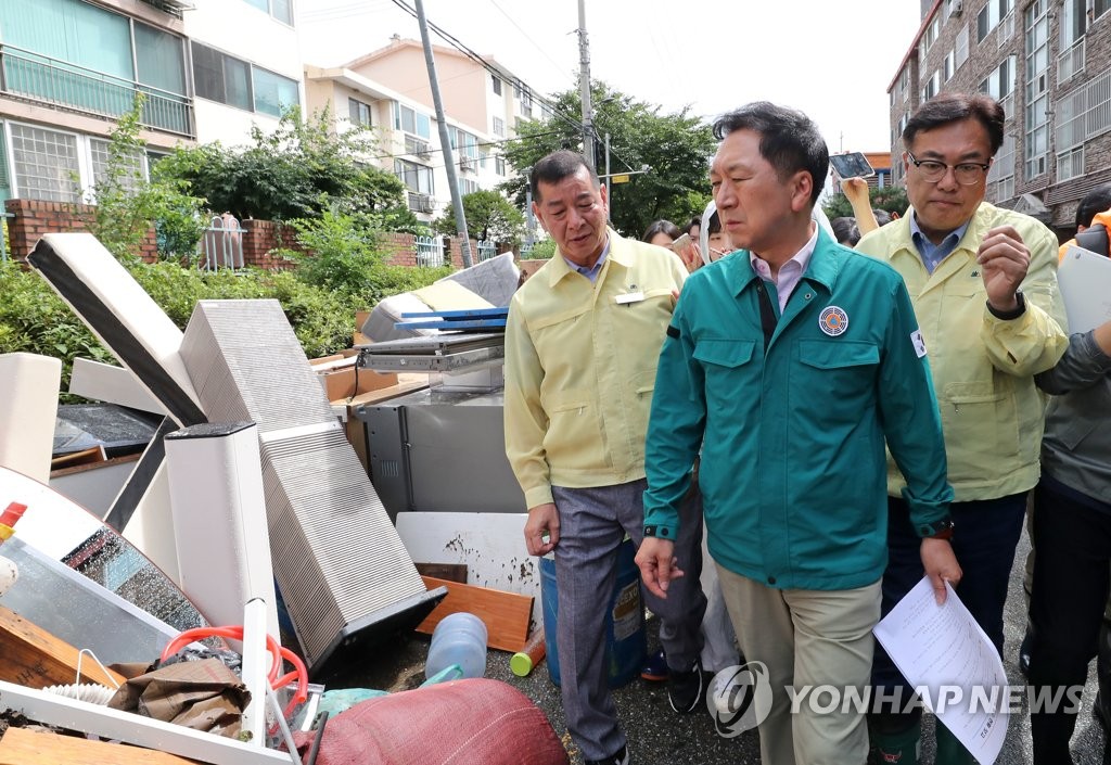 여야, 잇따라 수해 현장으로…"복구 우선" 정치일정 대폭 축소(종합)