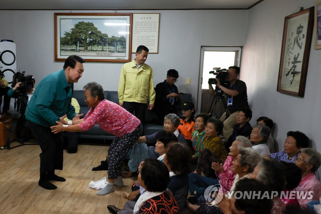 尹, 새벽 귀국 직후 참모회의·중대본·예천 산사태 현장行(종합2보)