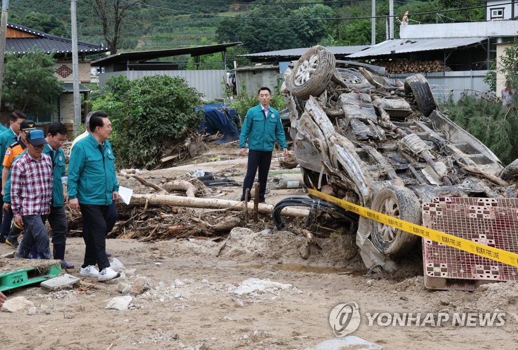 산사태 현장 간 尹 "몇백톤 바위 처음 봐…얼마나 놀라셨나"(종합)