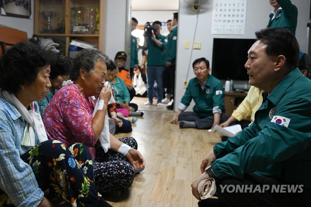 尹, 새벽 귀국 직후 참모회의·중대본·예천 산사태 현장行(종합2보)