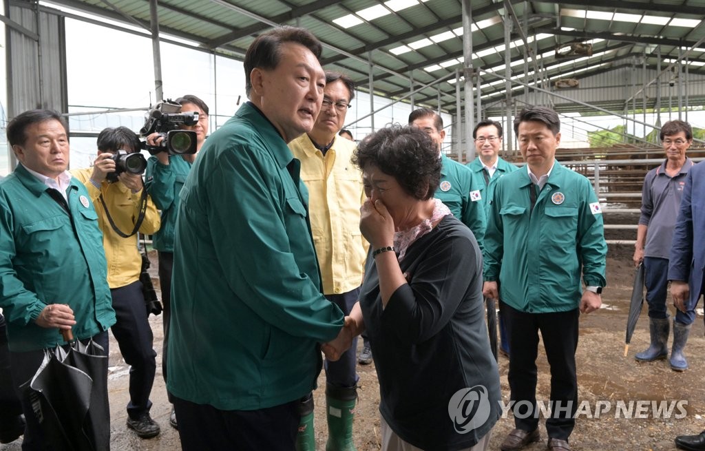 尹, '살게 해달라' 수재민에 "예산 투입할테니 걱정마세요"