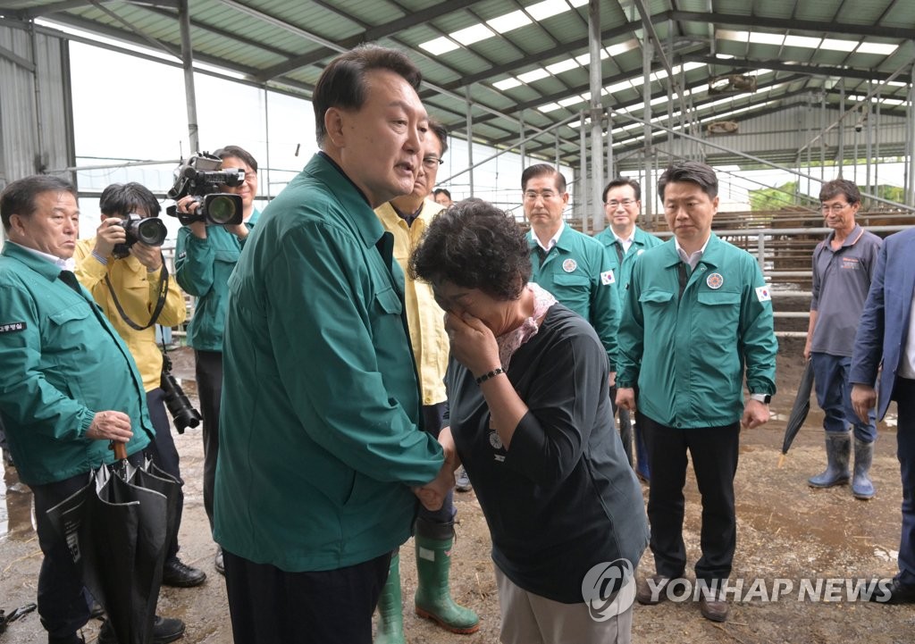 논산·공주 찾은 尹, 수재민에 "이럴 때 돈 쓰려고 긴축재정"(종합)