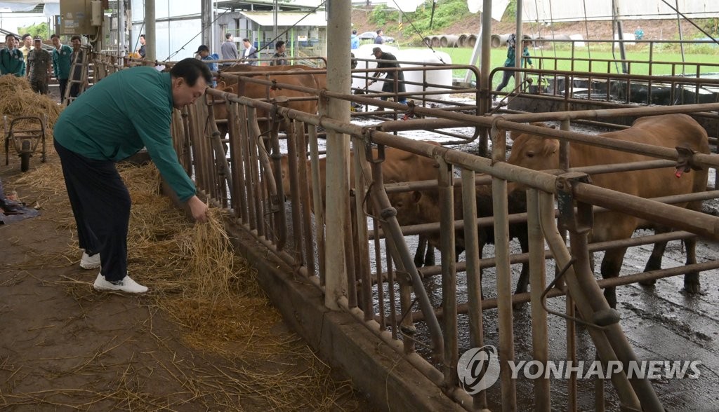 논산·공주 찾은 尹, 수재민에 "이럴 때 돈 쓰려고 긴축재정"(종합)