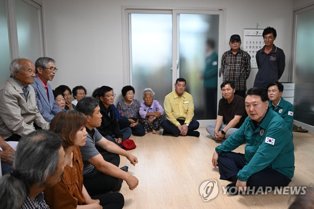 논산·공주 찾은 尹, 수재민에 "이럴 때 돈 쓰려고 긴축재정"(종합)