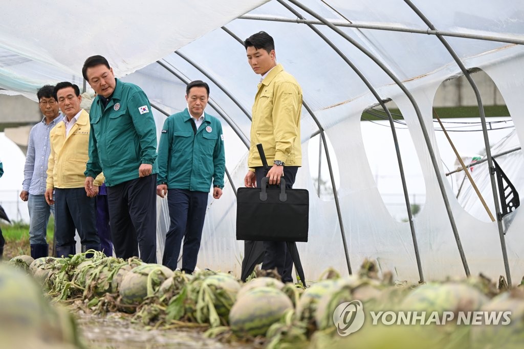 논산·공주 찾은 尹, 수재민에 "이럴 때 돈 쓰려고 긴축재정"(종합)