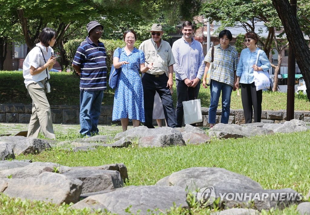 풍납토성 둘러본 문화유산 전문가들 "지역공동체와 머리 맞대야"