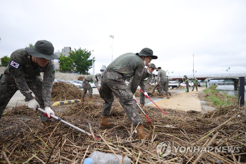 육군 36사단 장병들 원주천 둔치 수해복구 대민지원