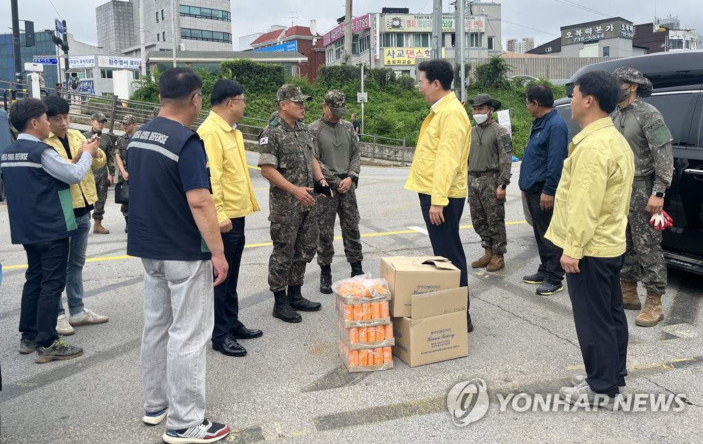 육군 36사단 장병들 원주천 둔치 수해복구 대민지원