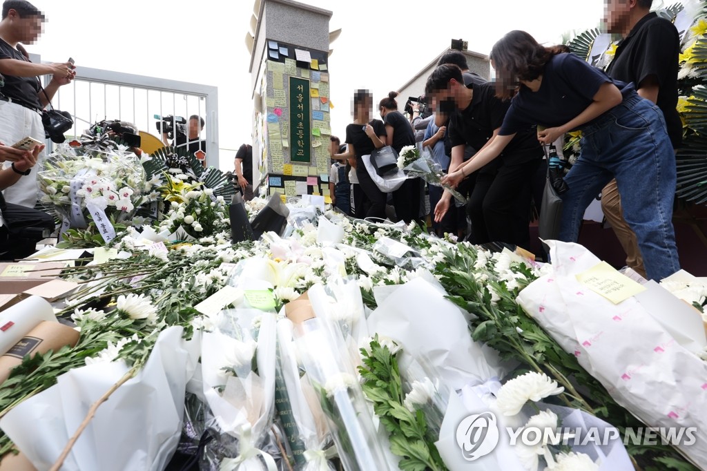 교사 목숨끊은 초등학교에 '검은 마스크' 추모 행렬(종합)