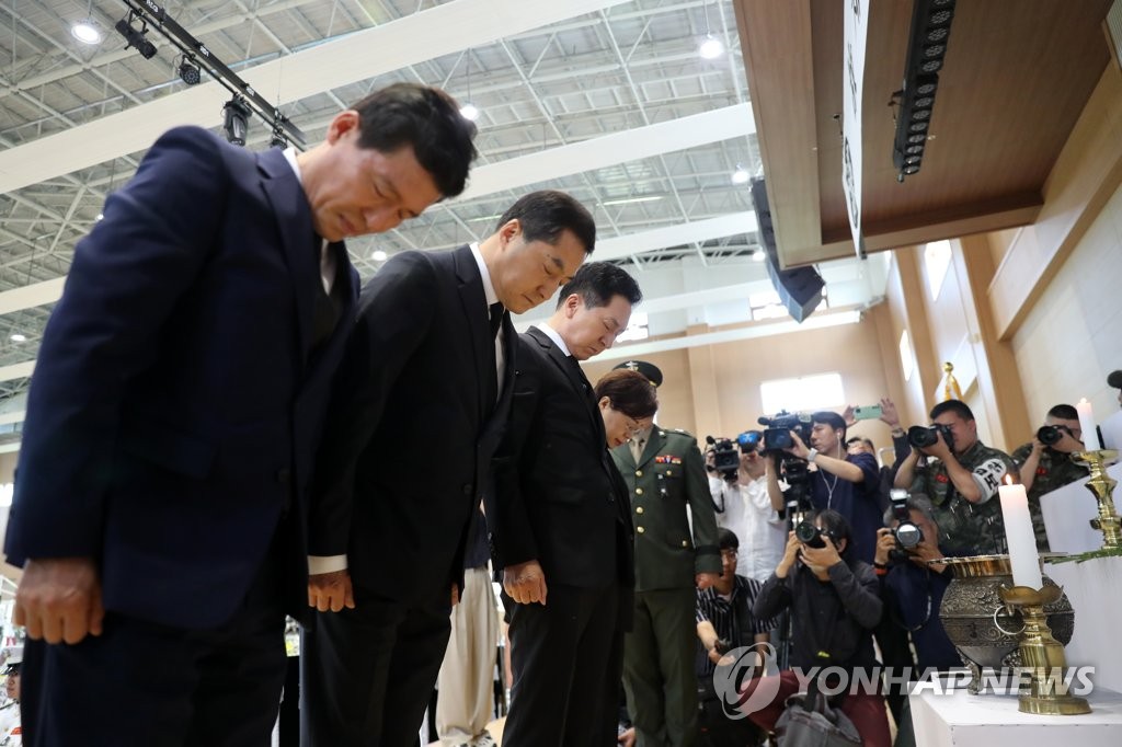 "우리 아들 보낼 수 없어"…해병대사령관 붙잡고 통곡한 엄마(종합)