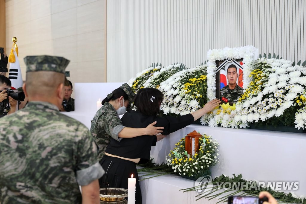 "우리 아들 보낼 수 없어"…해병대사령관 붙잡고 통곡한 엄마(종합)