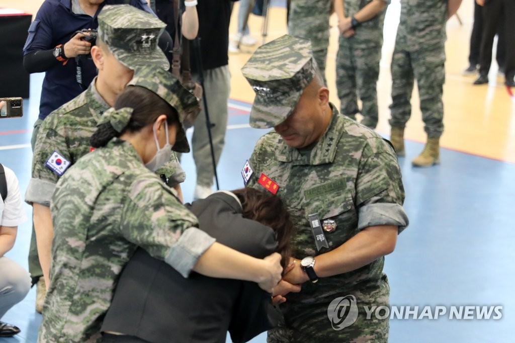 "우리 아들 보낼 수 없어"…해병대사령관 붙잡고 통곡한 엄마(종합)