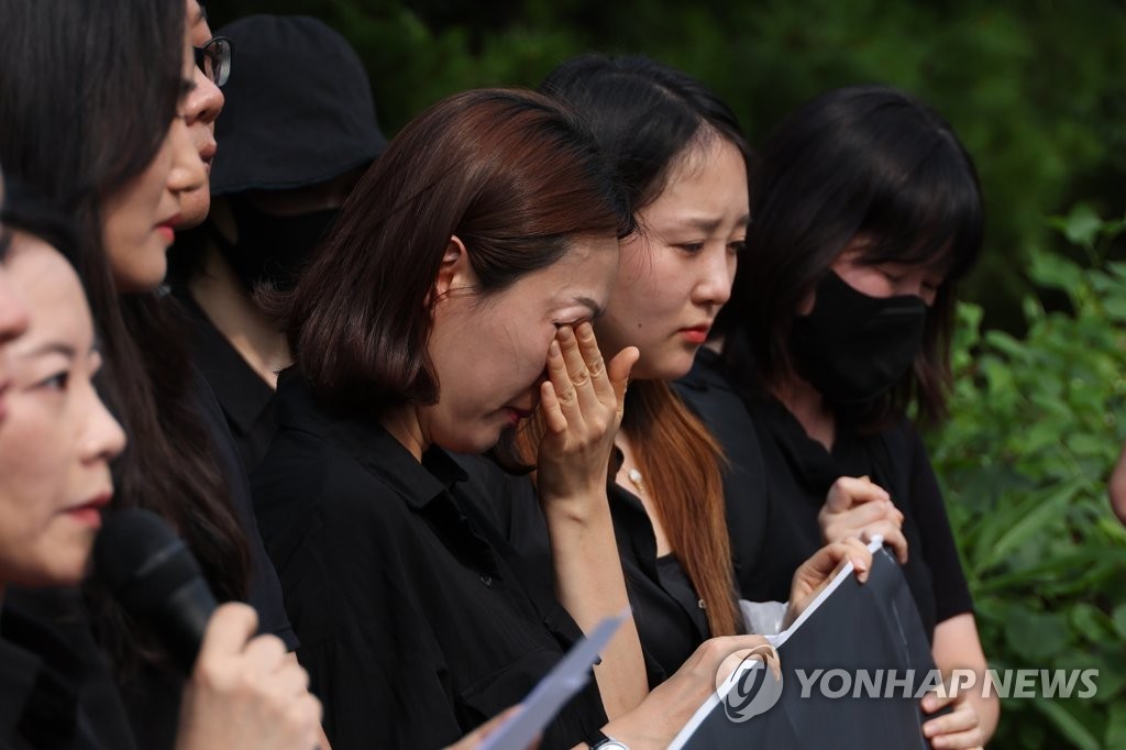 학생에게 폭행당하고, 극단적 선택…교권추락으로 멍드는 교사들