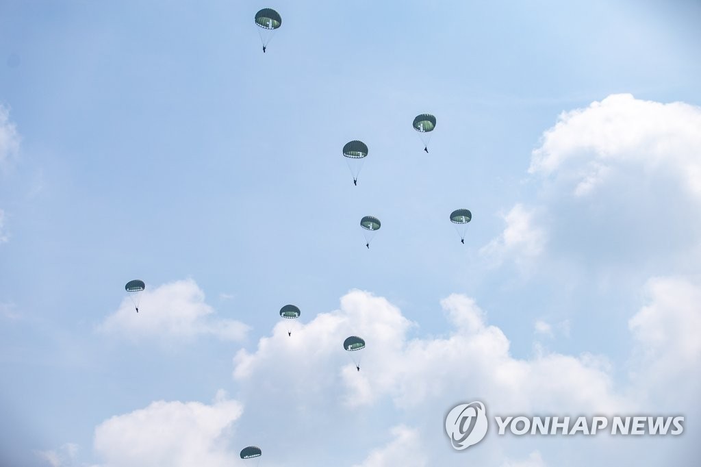 육사 3학년 생도들 550m 상공서 강하훈련…CH-47 헬기서 '점프'