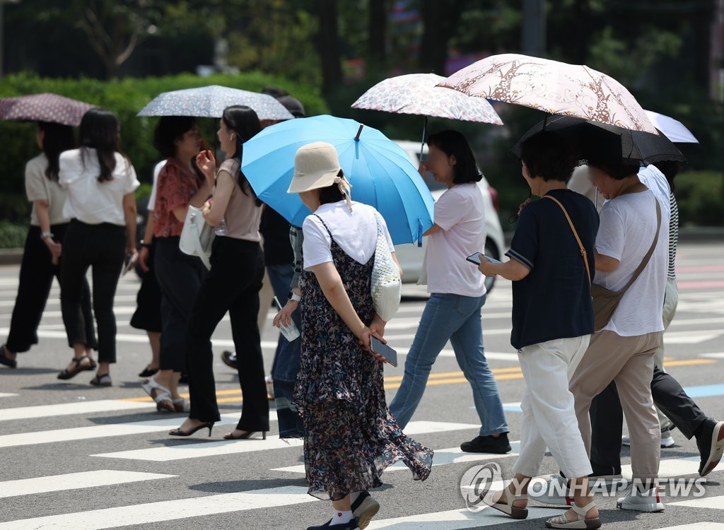 [내일날씨] '낮 최고 34도' 무더위 계속…곳곳 소나기