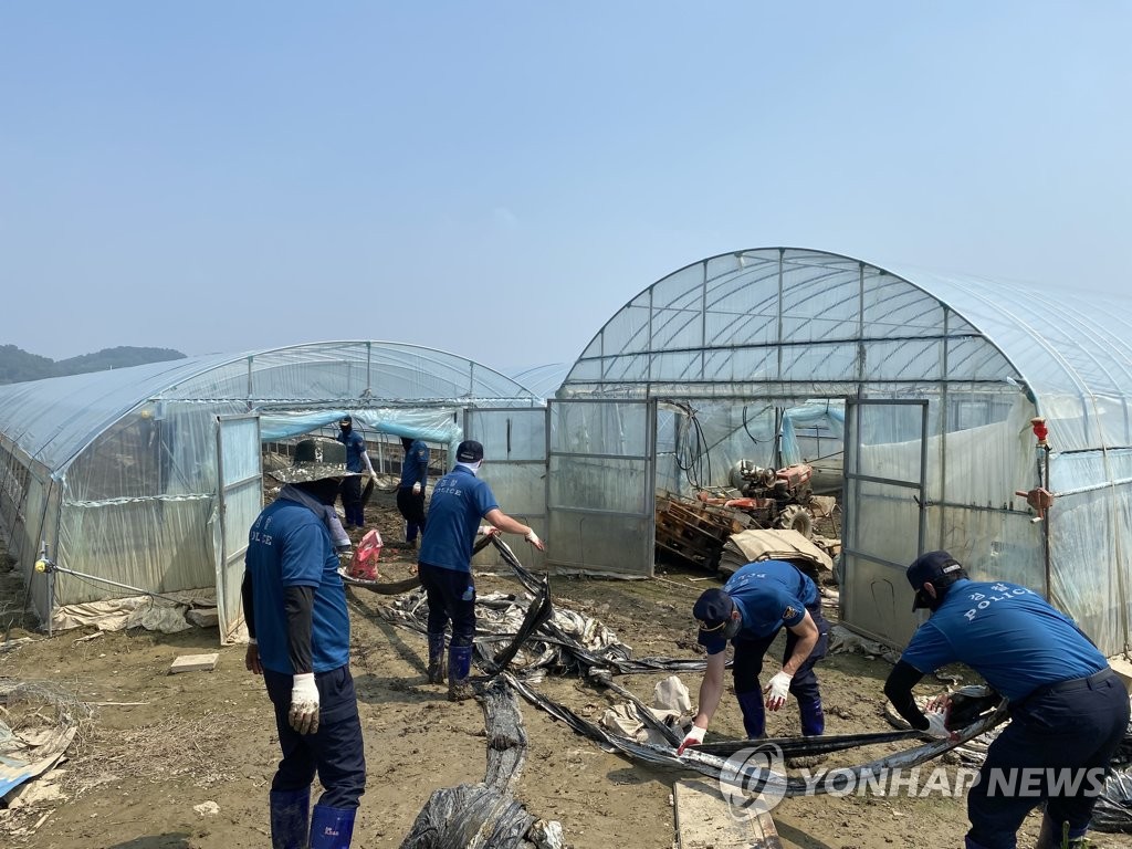 [픽! 익산] '비는 그쳤지만'…군경은 수해복구로 구슬땀