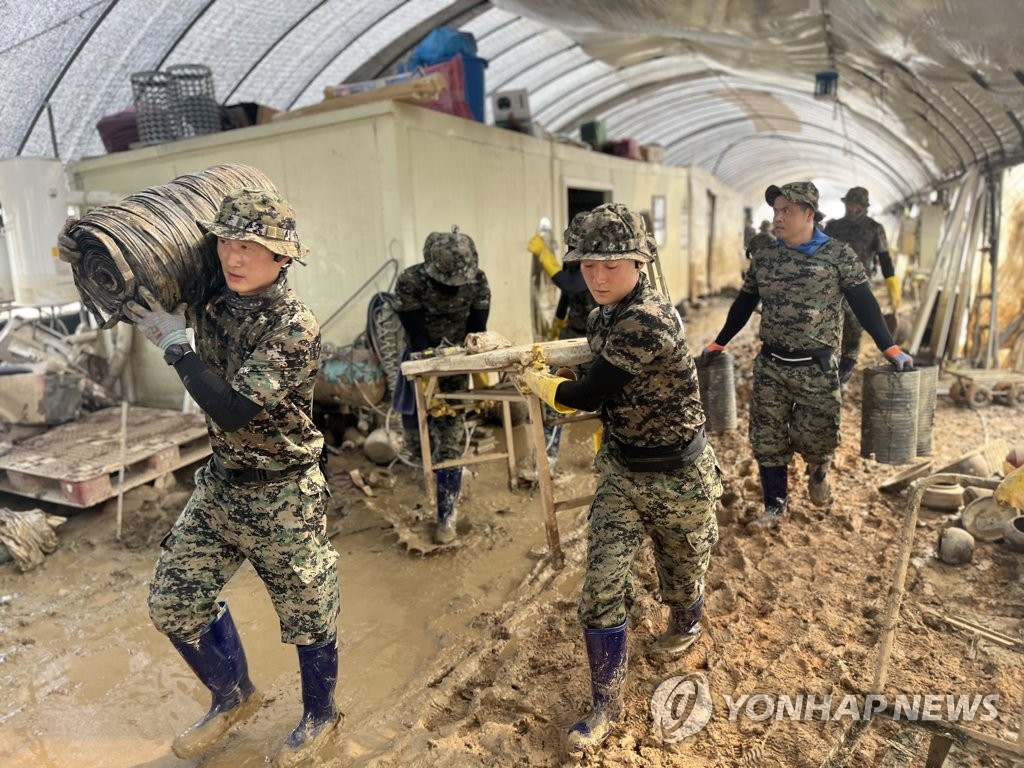 [픽! 익산] '비는 그쳤지만'…군경은 수해복구로 구슬땀