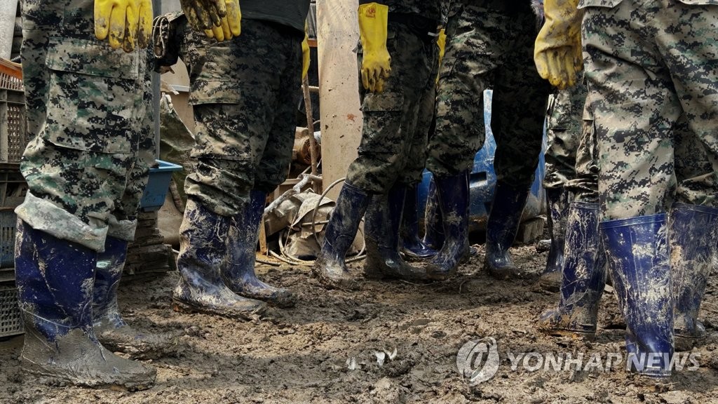 [픽! 익산] '비는 그쳤지만'…군경은 수해복구로 구슬땀