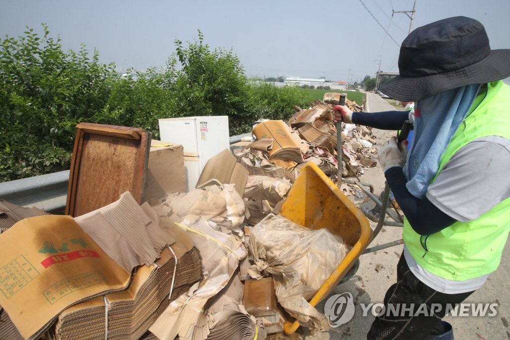 "치워도 치워도 끝이 없네요" 수해 쓰레기 전국이 '몸살'