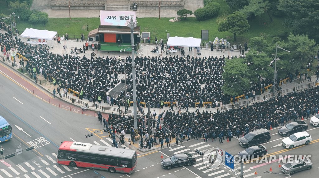 검은옷 입고 모인 교사 5천명…"학부모 위협에 생존권 위기"